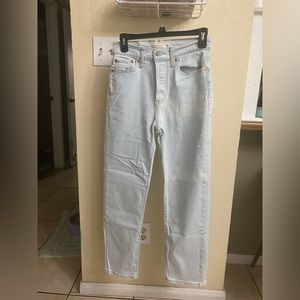 LIKE NEW Women's Levi's High Rise Wedgie Straight Jeans
Size: 28 (6)